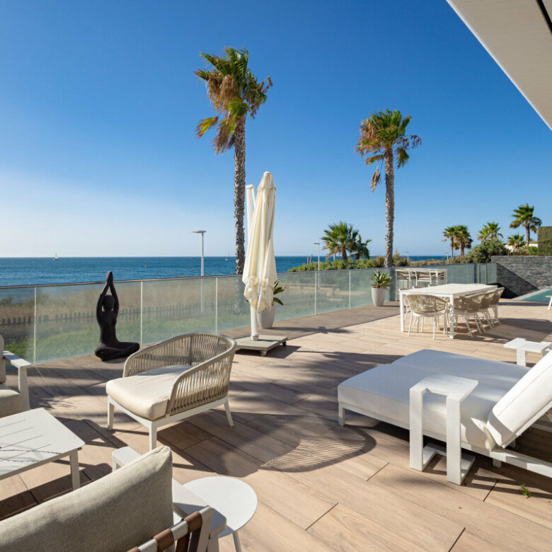 FOR SALE 🏡 Frontline Beach Villa with Infinity Pool in a Gated Complex – Playa Seghers, Estepona 🇪🇸