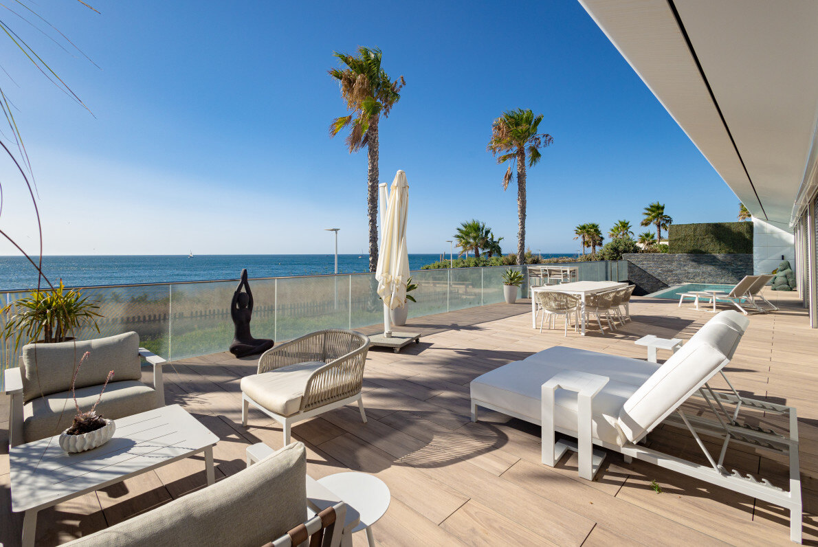 FOR SALE 🏡 Frontline Beach Villa with Infinity Pool in a Gated Complex – Playa Seghers, Estepona 🇪🇸