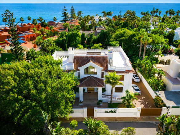 FOR SALE 🏡 Seven-Suite Beachside Villa with Lift and Smart Home on a 2,042 m² Plot – Guadalmina Baja, San Pedro 🇪🇸