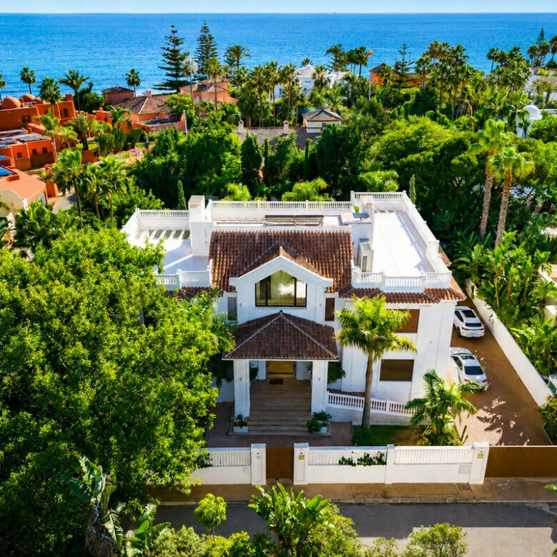 FOR SALE 🏡 Seven-Suite Beachside Villa with Lift and Smart Home on a 2,042 m² Plot – Guadalmina Baja, San Pedro 🇪🇸