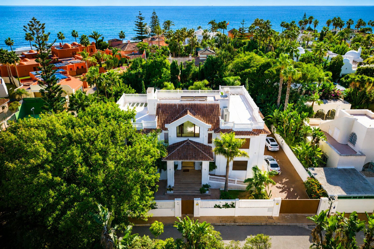 FOR SALE 🏡 Seven-Suite Beachside Villa with Lift and Smart Home on a 2,042 m² Plot – Guadalmina Baja, San Pedro 🇪🇸