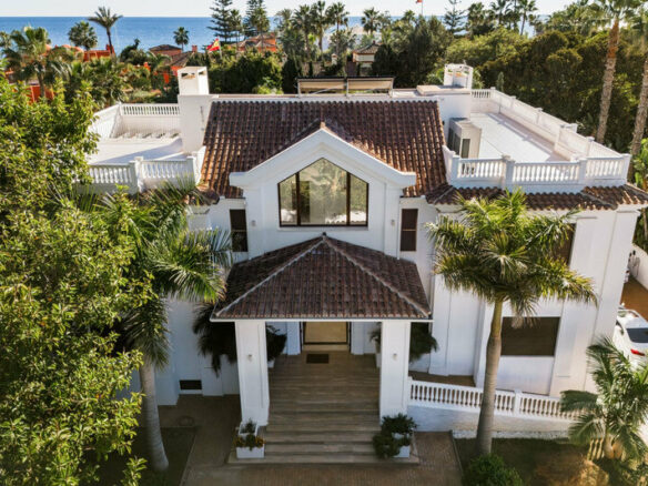 FOR SALE 🏡 Seven-Suite Beachside Villa with Lift and Smart Home on a 2,042 m² Plot – Guadalmina Baja, San Pedro 🇪🇸