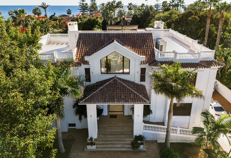 FOR SALE 🏡 Seven-Suite Beachside Villa with Lift and Smart Home on a 2,042 m² Plot – Guadalmina Baja, San Pedro 🇪🇸