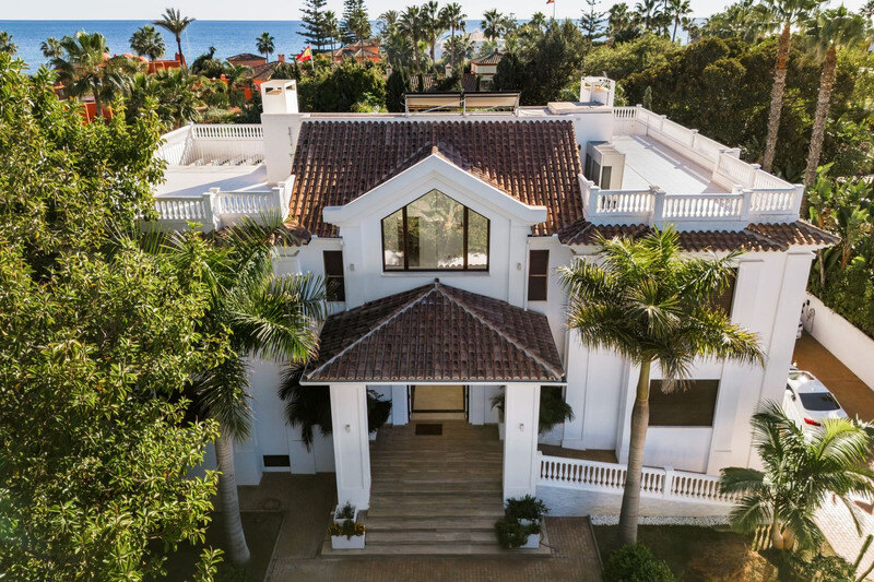 FOR SALE 🏡 Seven-Suite Beachside Villa with Lift and Smart Home on a 2,042 m² Plot – Guadalmina Baja, San Pedro 🇪🇸