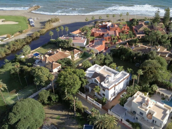 FOR SALE 🏡 Seven-Suite Beachside Villa with Lift and Smart Home on a 2,042 m² Plot – Guadalmina Baja, San Pedro 🇪🇸