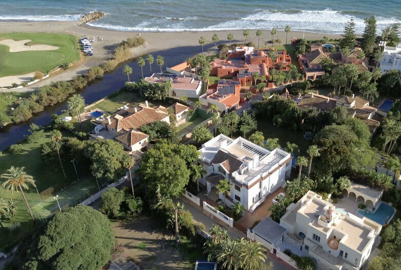 FOR SALE 🏡 Seven-Suite Beachside Villa with Lift and Smart Home on a 2,042 m² Plot – Guadalmina Baja, San Pedro 🇪🇸