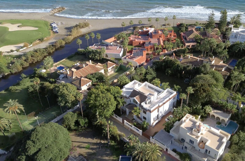 FOR SALE 🏡 Seven-Suite Beachside Villa with Lift and Smart Home on a 2,042 m² Plot – Guadalmina Baja, San Pedro 🇪🇸