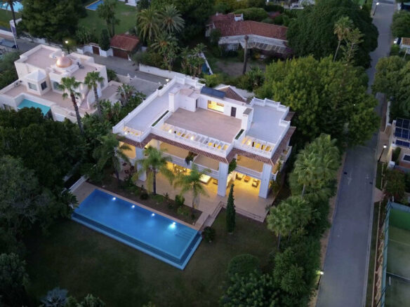 FOR SALE 🏡 Seven-Suite Beachside Villa with Lift and Smart Home on a 2,042 m² Plot – Guadalmina Baja, San Pedro 🇪🇸