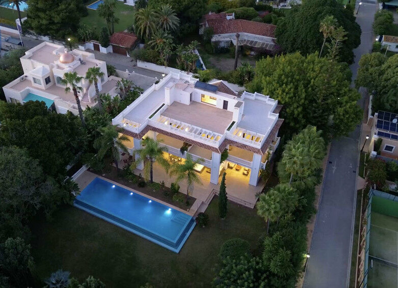 FOR SALE 🏡 Seven-Suite Beachside Villa with Lift and Smart Home on a 2,042 m² Plot – Guadalmina Baja, San Pedro 🇪🇸