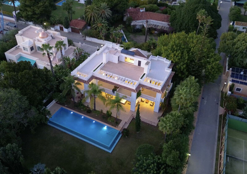 FOR SALE 🏡 Seven-Suite Beachside Villa with Lift and Smart Home on a 2,042 m² Plot – Guadalmina Baja, San Pedro 🇪🇸