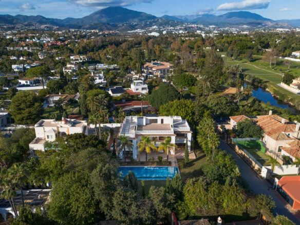 FOR SALE 🏡 Seven-Suite Beachside Villa with Lift and Smart Home on a 2,042 m² Plot – Guadalmina Baja, San Pedro 🇪🇸