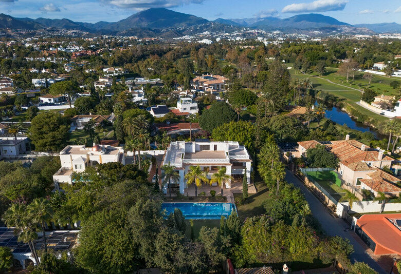 FOR SALE 🏡 Seven-Suite Beachside Villa with Lift and Smart Home on a 2,042 m² Plot – Guadalmina Baja, San Pedro 🇪🇸