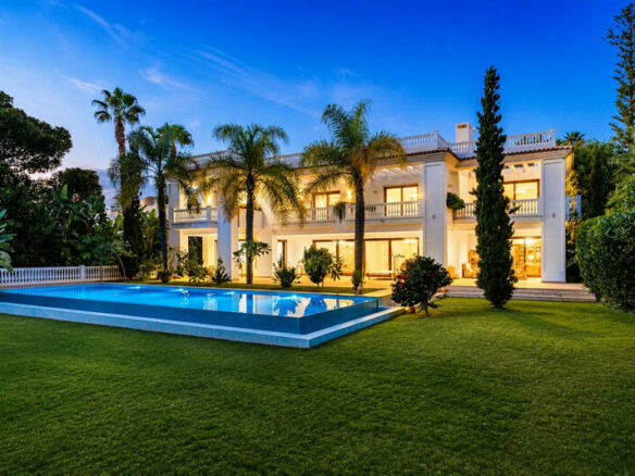 FOR SALE 🏡 Seven-Suite Beachside Villa with Lift and Smart Home on a 2,042 m² Plot – Guadalmina Baja, San Pedro 🇪🇸