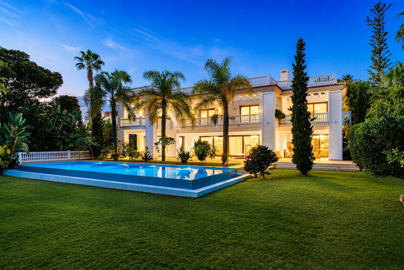 FOR SALE 🏡 Seven-Suite Beachside Villa with Lift and Smart Home on a 2,042 m² Plot – Guadalmina Baja, San Pedro 🇪🇸