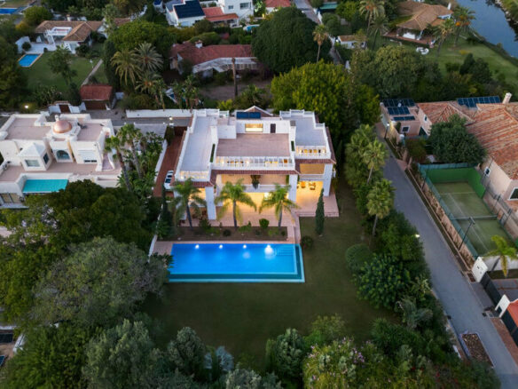 FOR SALE 🏡 Seven-Suite Beachside Villa with Lift and Smart Home on a 2,042 m² Plot – Guadalmina Baja, San Pedro 🇪🇸