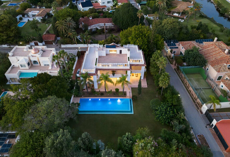 FOR SALE 🏡 Seven-Suite Beachside Villa with Lift and Smart Home on a 2,042 m² Plot – Guadalmina Baja, San Pedro 🇪🇸