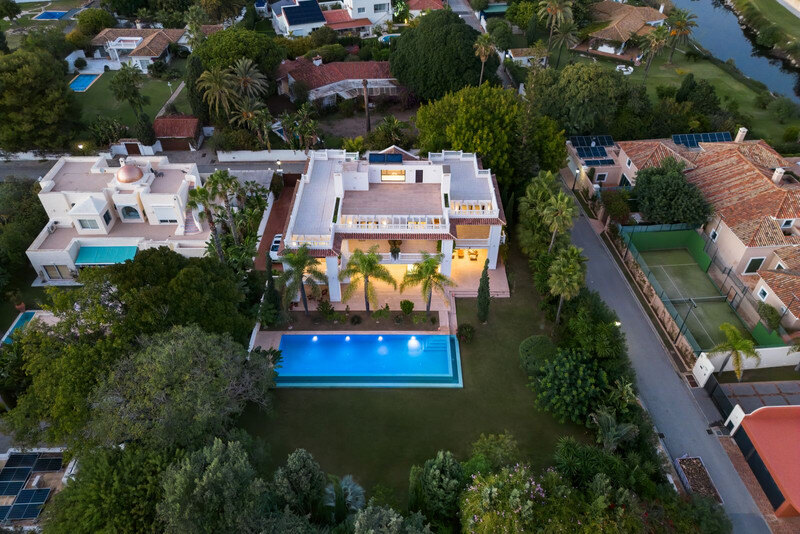 FOR SALE 🏡 Seven-Suite Beachside Villa with Lift and Smart Home on a 2,042 m² Plot – Guadalmina Baja, San Pedro 🇪🇸