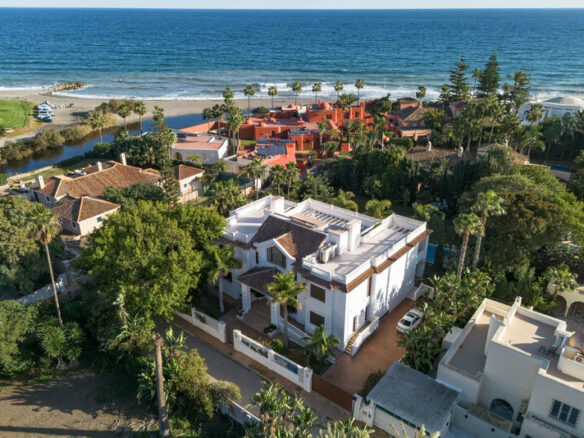 FOR SALE 🏡 Seven-Suite Beachside Villa with Lift and Smart Home on a 2,042 m² Plot – Guadalmina Baja, San Pedro 🇪🇸