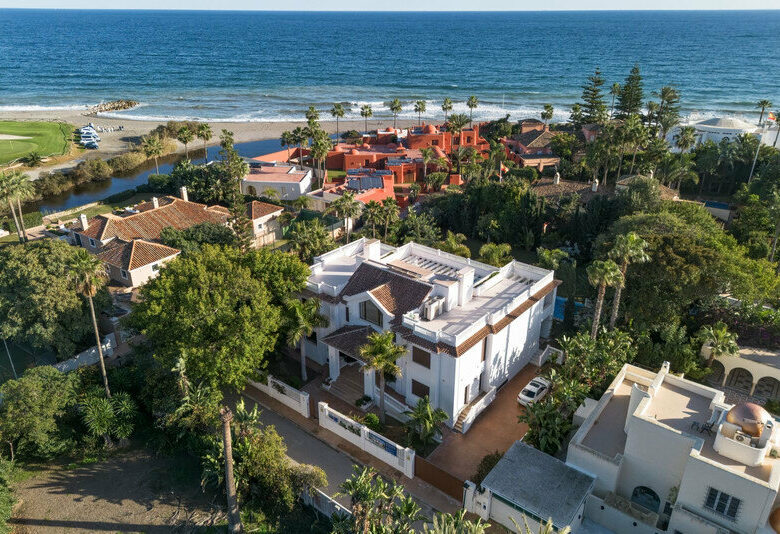 FOR SALE 🏡 Seven-Suite Beachside Villa with Lift and Smart Home on a 2,042 m² Plot – Guadalmina Baja, San Pedro 🇪🇸