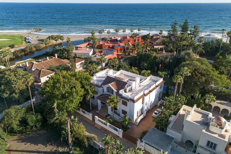 FOR SALE 🏡 Seven-Suite Beachside Villa with Lift and Smart Home on a 2,042 m² Plot – Guadalmina Baja, San Pedro 🇪🇸