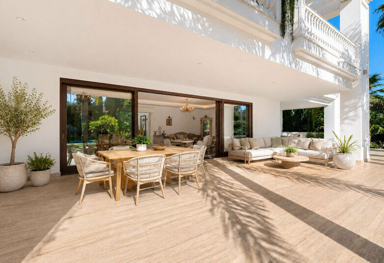 FOR SALE 🏡 Seven-Suite Beachside Villa with Lift and Smart Home on a 2,042 m² Plot – Guadalmina Baja, San Pedro 🇪🇸