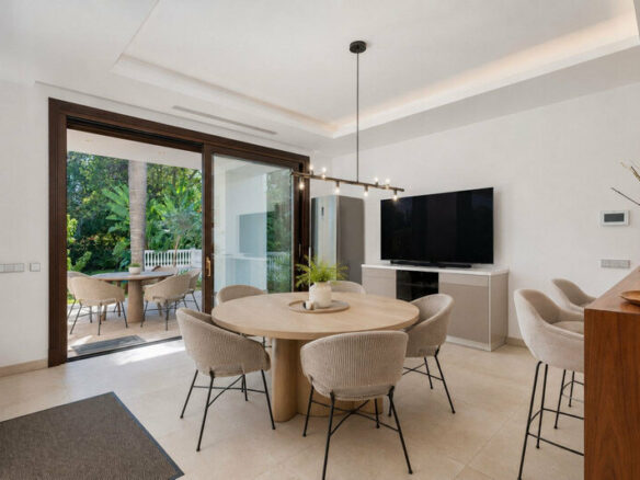 FOR SALE 🏡 Seven-Suite Beachside Villa with Lift and Smart Home on a 2,042 m² Plot – Guadalmina Baja, San Pedro 🇪🇸