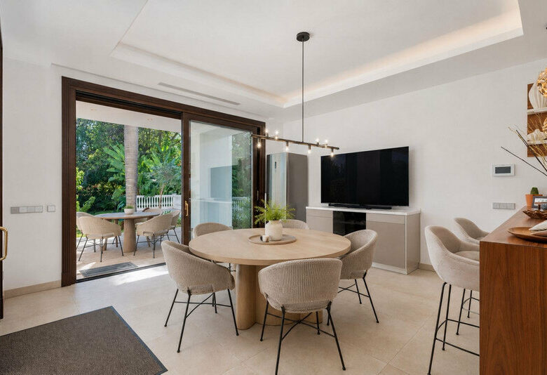 FOR SALE 🏡 Seven-Suite Beachside Villa with Lift and Smart Home on a 2,042 m² Plot – Guadalmina Baja, San Pedro 🇪🇸