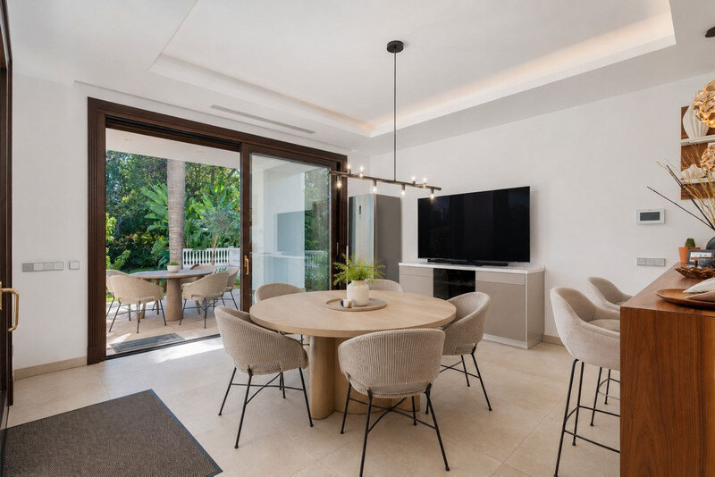 FOR SALE 🏡 Seven-Suite Beachside Villa with Lift and Smart Home on a 2,042 m² Plot – Guadalmina Baja, San Pedro 🇪🇸