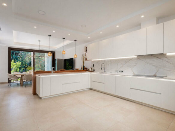 FOR SALE 🏡 Seven-Suite Beachside Villa with Lift and Smart Home on a 2,042 m² Plot – Guadalmina Baja, San Pedro 🇪🇸