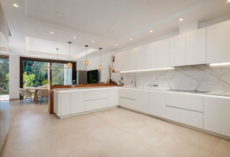 FOR SALE 🏡 Seven-Suite Beachside Villa with Lift and Smart Home on a 2,042 m² Plot – Guadalmina Baja, San Pedro 🇪🇸