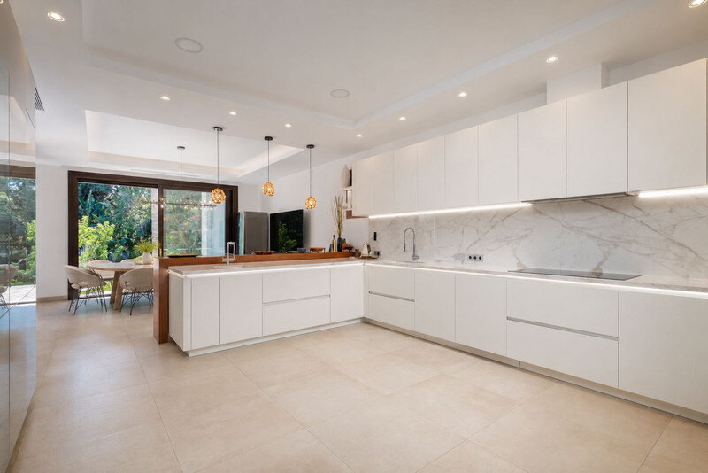 FOR SALE 🏡 Seven-Suite Beachside Villa with Lift and Smart Home on a 2,042 m² Plot – Guadalmina Baja, San Pedro 🇪🇸