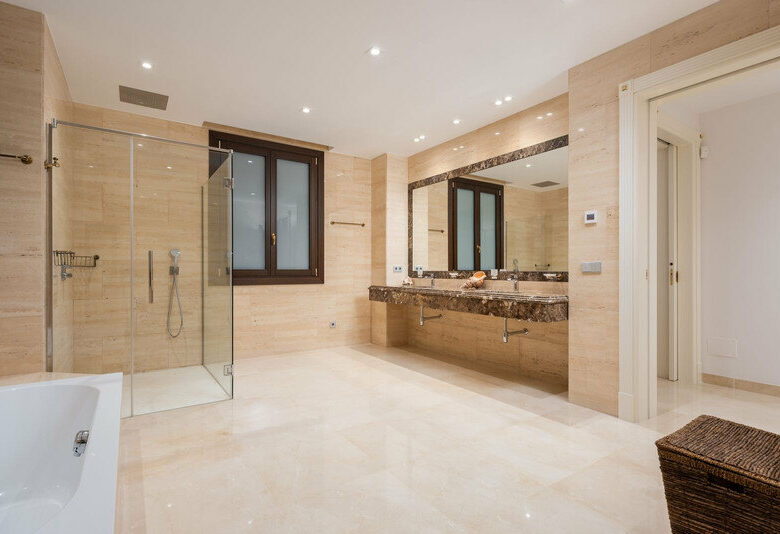 FOR SALE 🏡 Seven-Suite Beachside Villa with Lift and Smart Home on a 2,042 m² Plot – Guadalmina Baja, San Pedro 🇪🇸