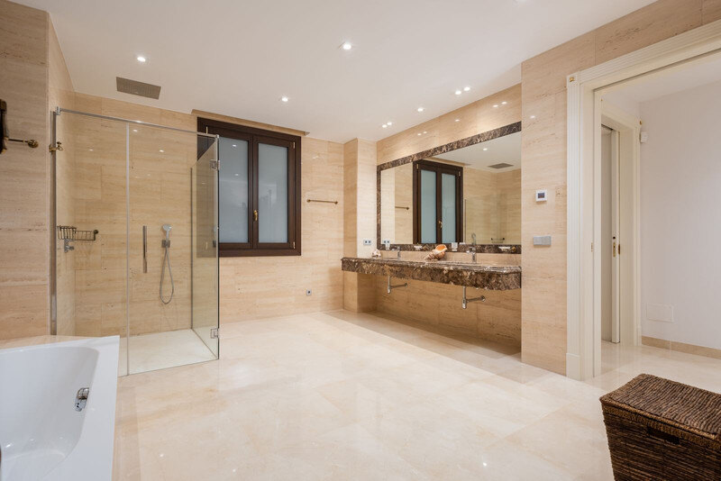FOR SALE 🏡 Seven-Suite Beachside Villa with Lift and Smart Home on a 2,042 m² Plot – Guadalmina Baja, San Pedro 🇪🇸