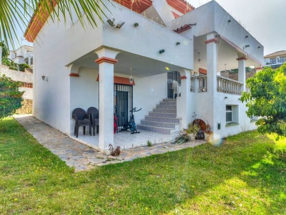 Central villa to renovate with sea views in La Patera, Marbella