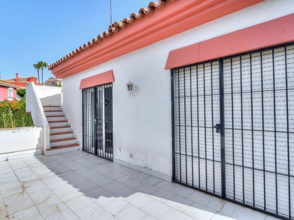 Central villa to renovate with sea views in La Patera, Marbella