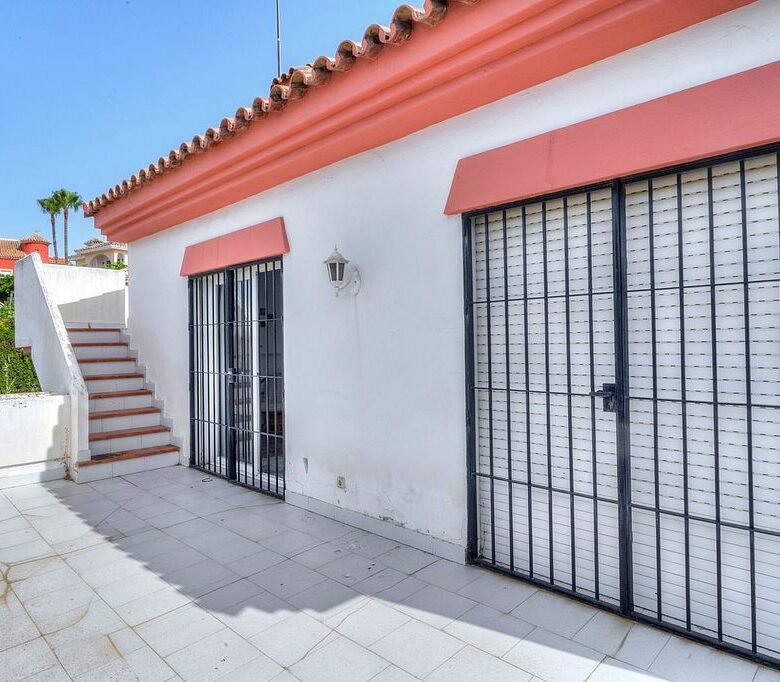Central villa to renovate with sea views in La Patera, Marbella