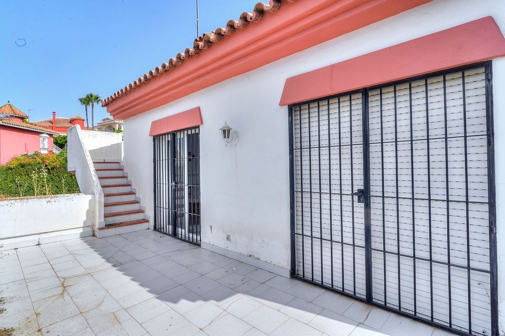 Central villa to renovate with sea views in La Patera, Marbella