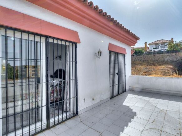 Central villa to renovate with sea views in La Patera, Marbella