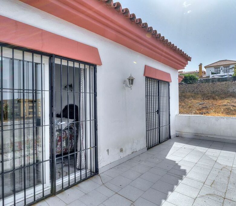 Central villa to renovate with sea views in La Patera, Marbella