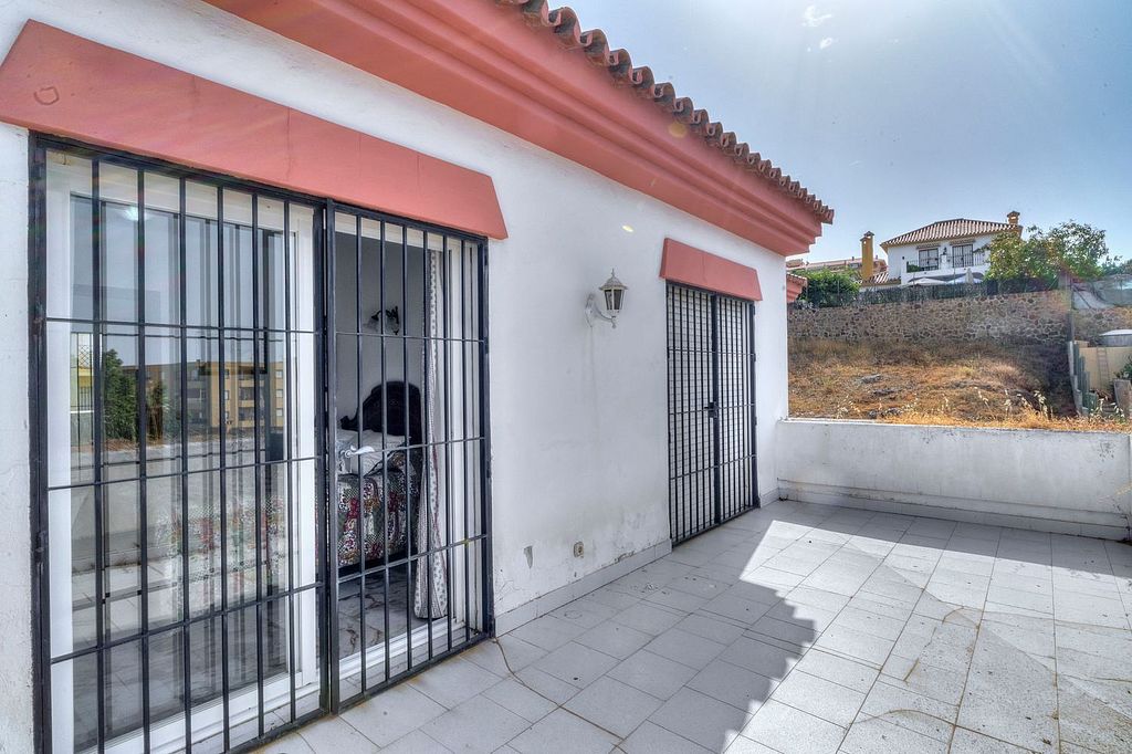 Central villa to renovate with sea views in La Patera, Marbella