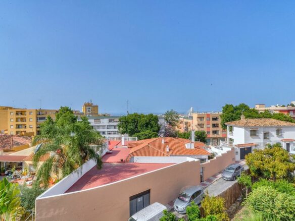 Central villa to renovate with sea views in La Patera, Marbella