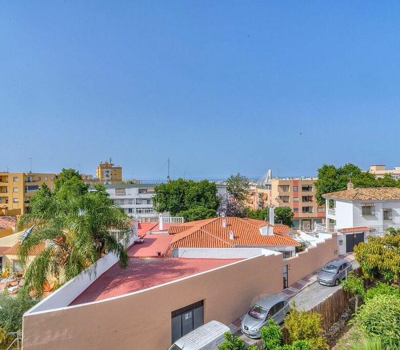 Central villa to renovate with sea views in La Patera, Marbella