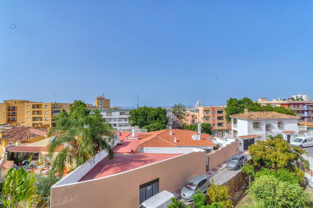 Central villa to renovate with sea views in La Patera, Marbella