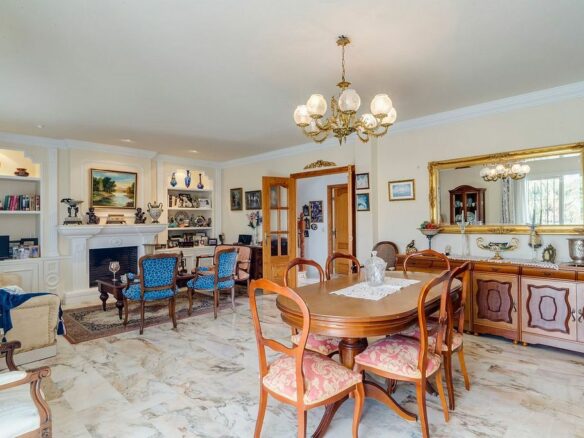 Central villa to renovate with sea views in La Patera, Marbella