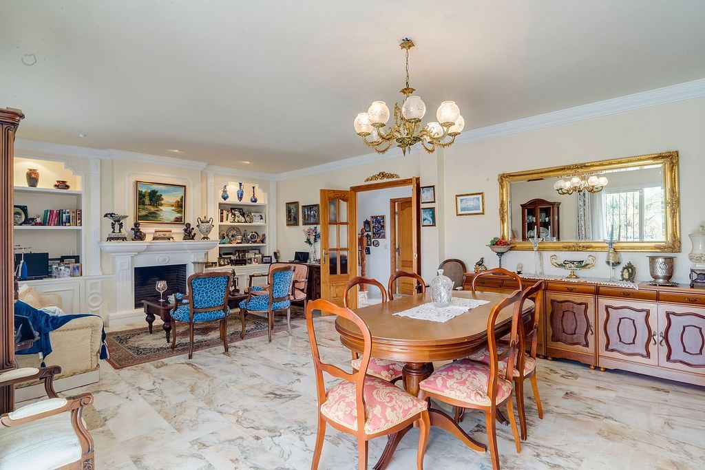 Central villa to renovate with sea views in La Patera, Marbella