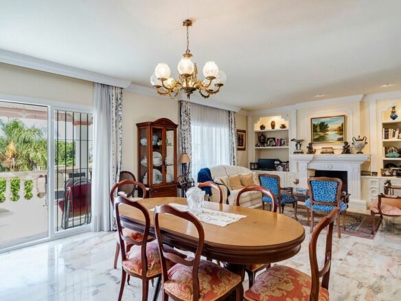 Central villa to renovate with sea views in La Patera, Marbella
