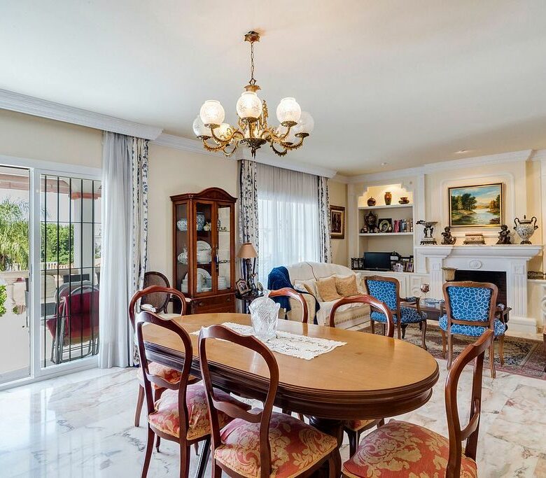 Central villa to renovate with sea views in La Patera, Marbella
