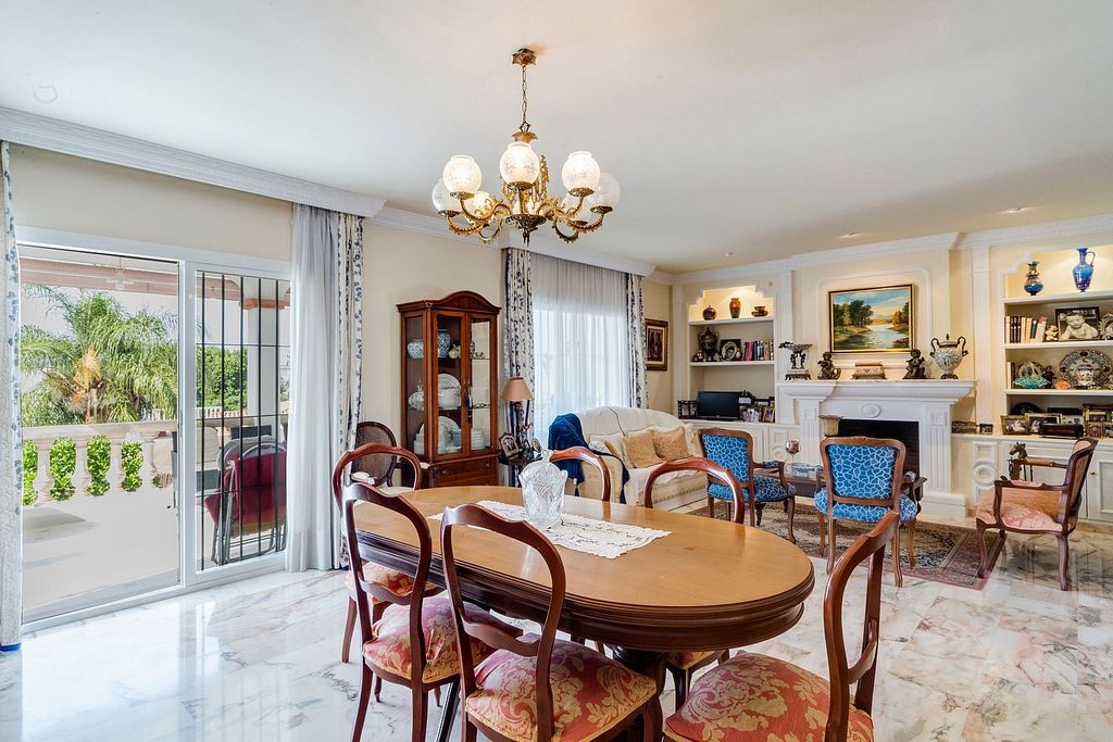 Central villa to renovate with sea views in La Patera, Marbella