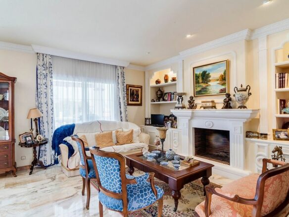Central villa to renovate with sea views in La Patera, Marbella
