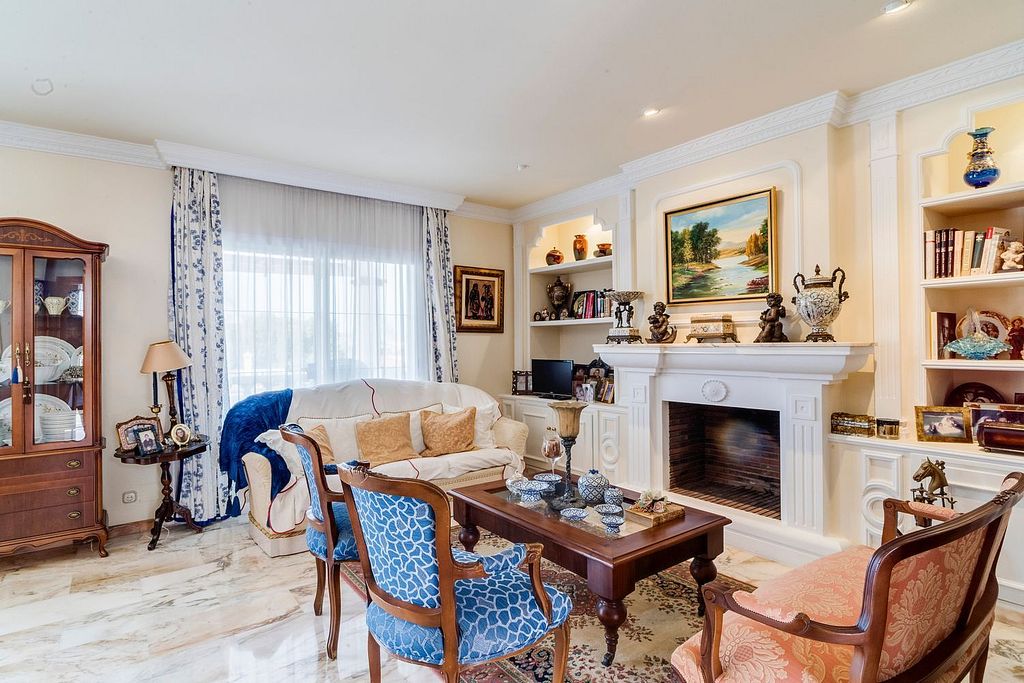 Central villa to renovate with sea views in La Patera, Marbella